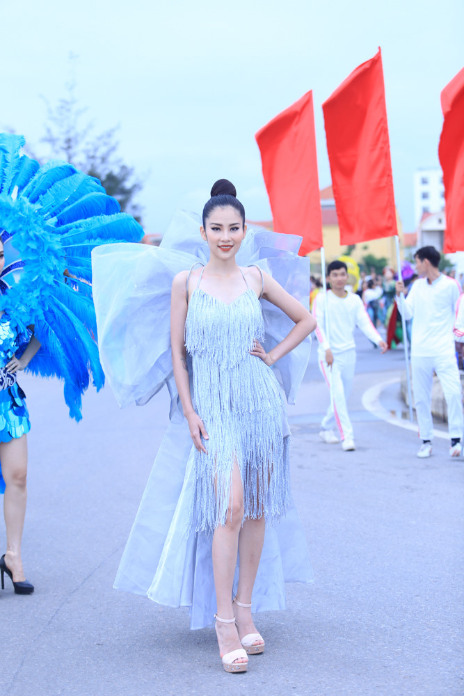 Dàn người mẫu mặc trang phục rực rỡ diễu hành trên đường phố